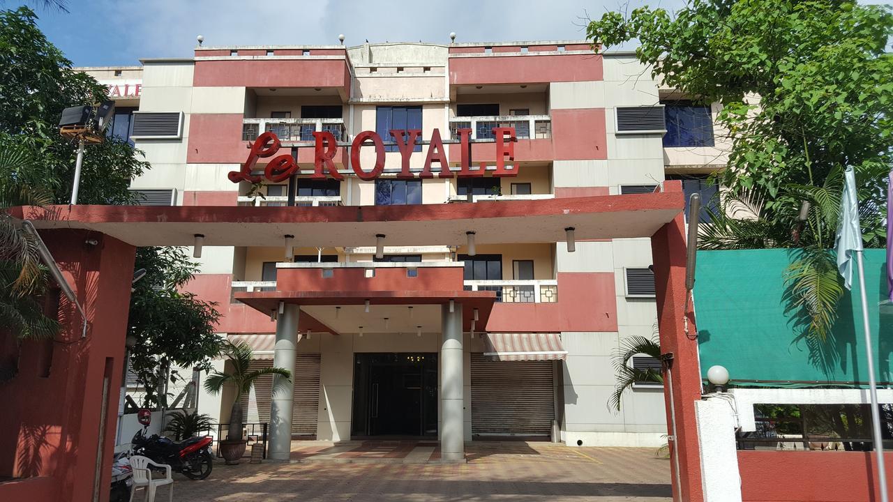 Le Royale Hotel Dadra Exterior foto
